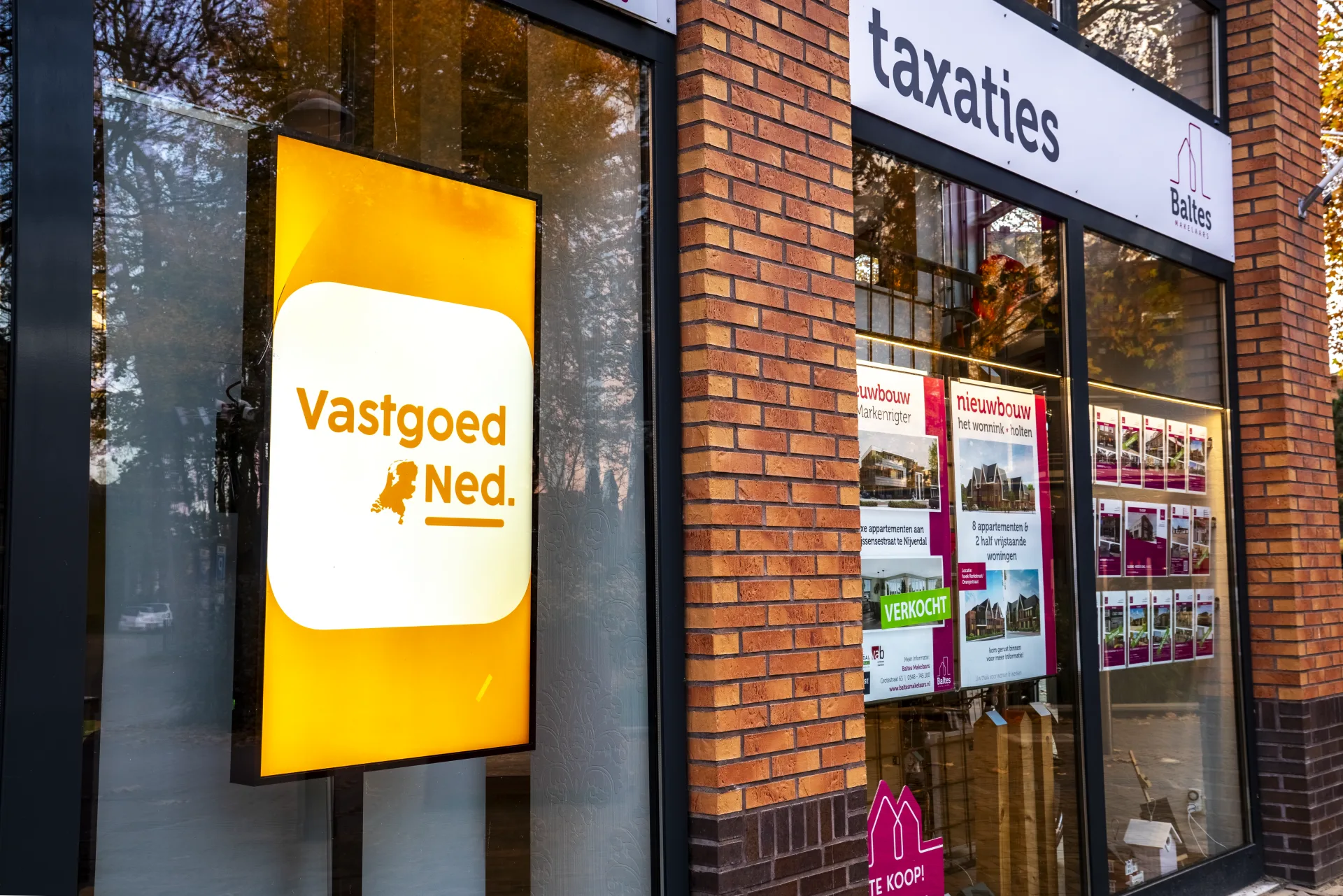 Profitsign high-bright scherm in een makelaarskantoor