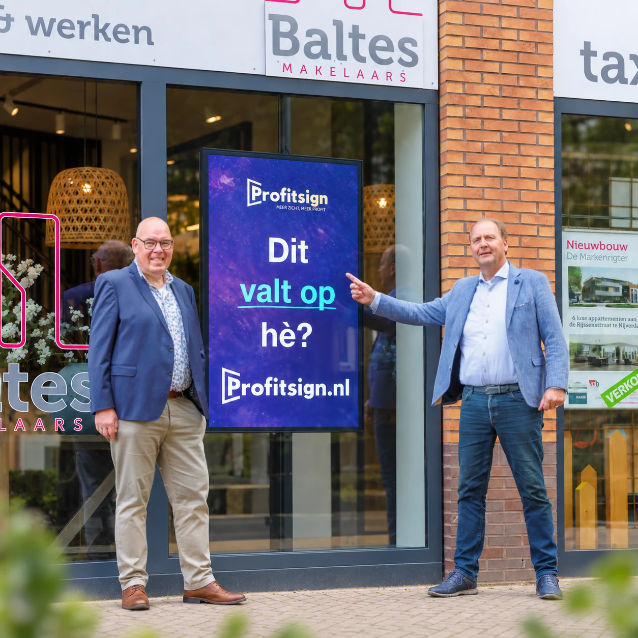 Profitsign scherm voorbeeld in etalage van makelaar